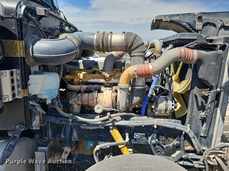 image for item DQ0260 2004 Peterbilt 379  semi truck