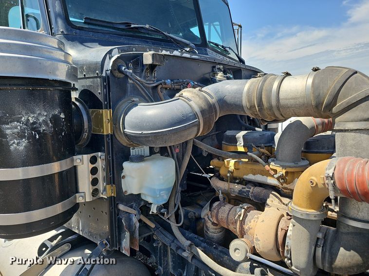 image for item DQ0260 2004 Peterbilt 379  semi truck