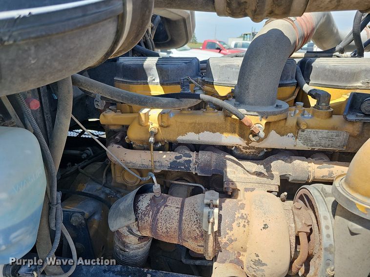 image for item DQ0260 2004 Peterbilt 379  semi truck