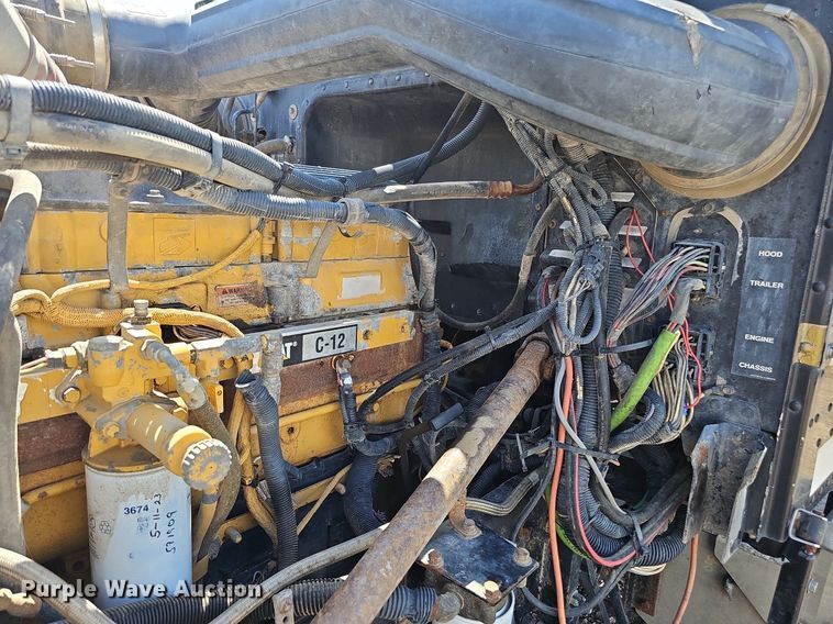 image for item DQ0260 2004 Peterbilt 379  semi truck