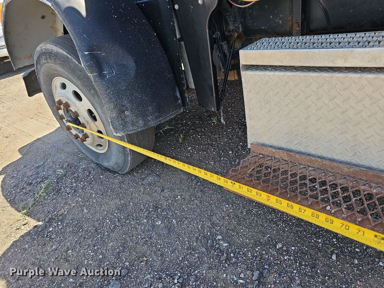 image for item DQ0260 2004 Peterbilt 379  semi truck