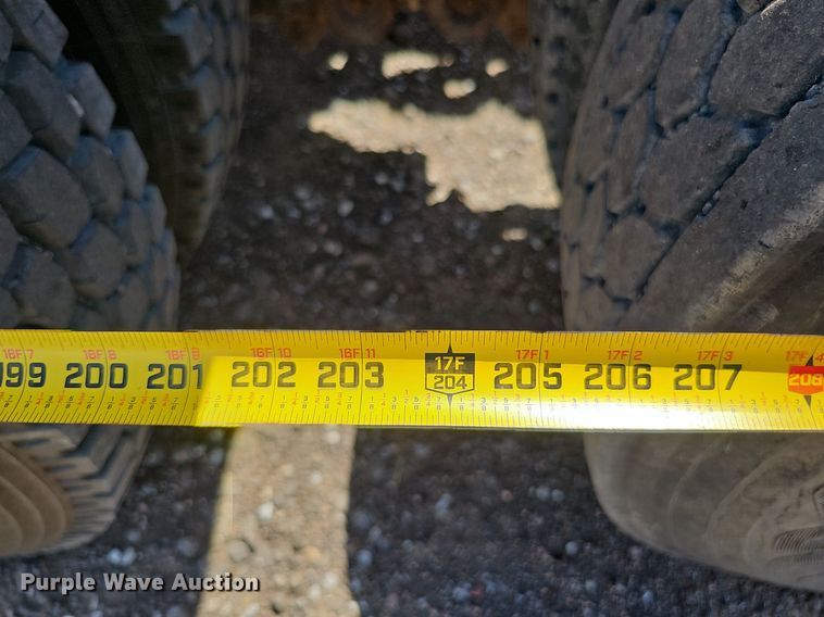 image for item DQ0260 2004 Peterbilt 379  semi truck