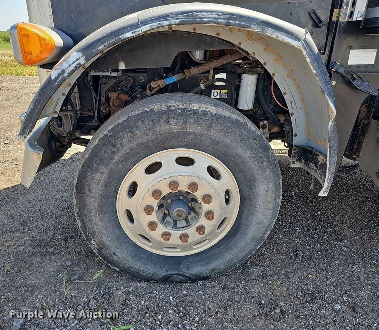 image for item DQ0260 2004 Peterbilt 379  semi truck