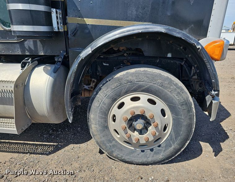 image for item DQ0260 2004 Peterbilt 379  semi truck