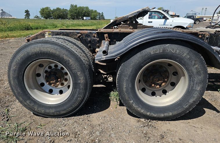image for item DQ0260 2004 Peterbilt 379  semi truck