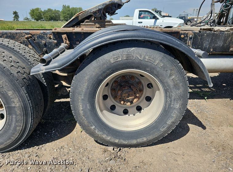 image for item DQ0260 2004 Peterbilt 379  semi truck