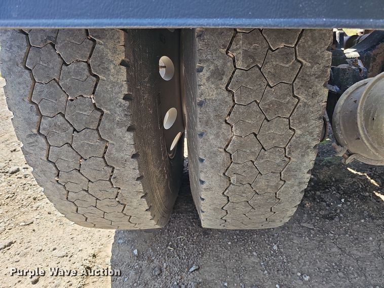 image for item DQ0260 2004 Peterbilt 379  semi truck