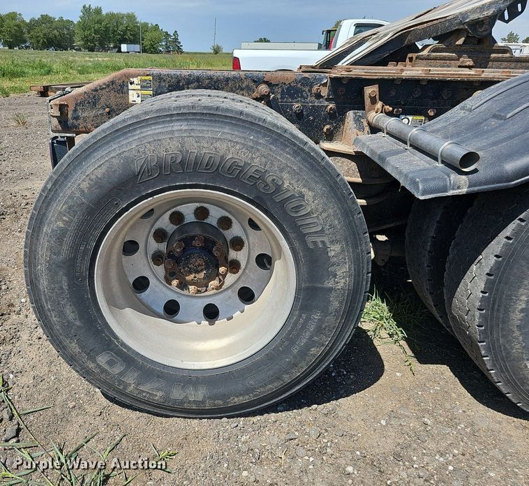 image for item DQ0260 2004 Peterbilt 379  semi truck