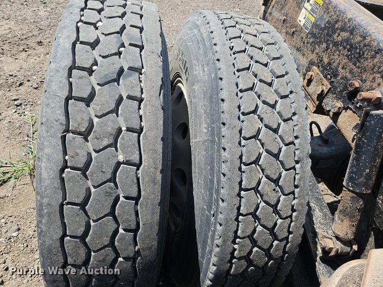 image for item DQ0260 2004 Peterbilt 379  semi truck