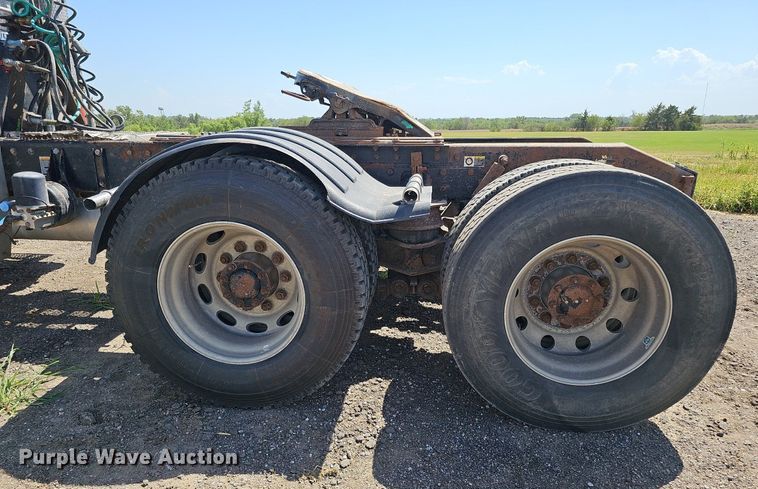 image for item DQ0260 2004 Peterbilt 379  semi truck