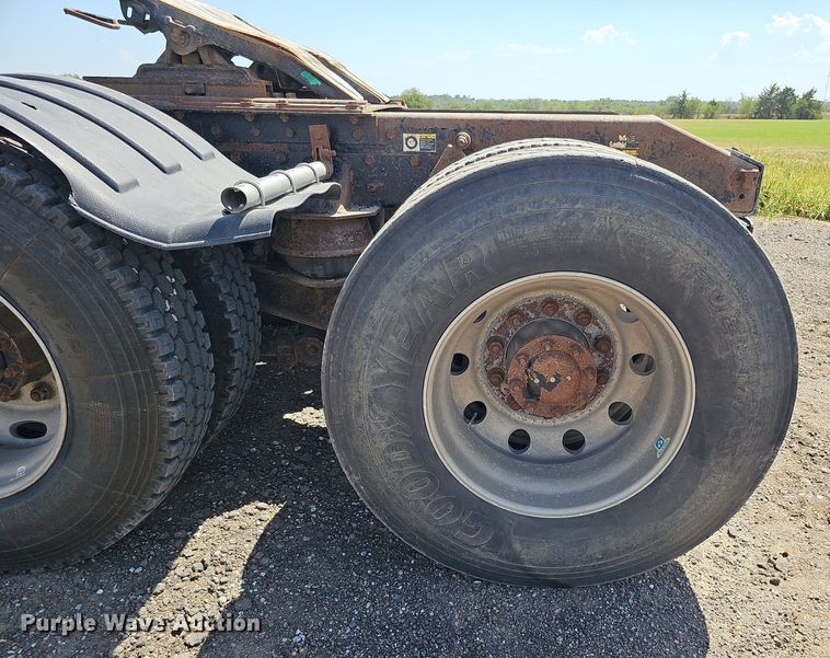 image for item DQ0260 2004 Peterbilt 379  semi truck