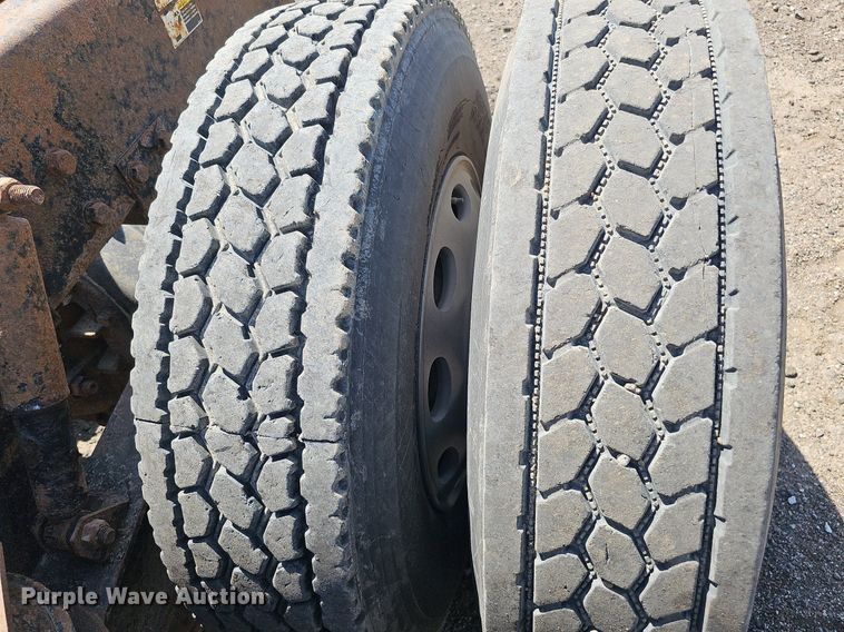 image for item DQ0260 2004 Peterbilt 379  semi truck