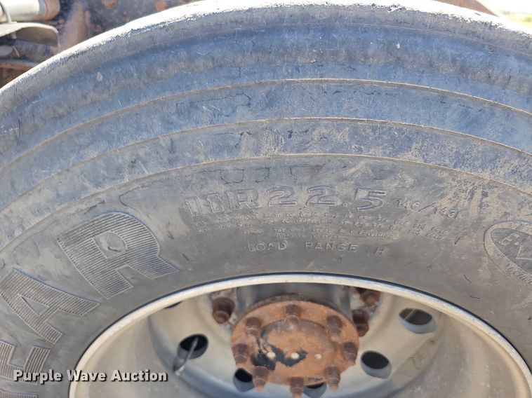 image for item DQ0260 2004 Peterbilt 379  semi truck