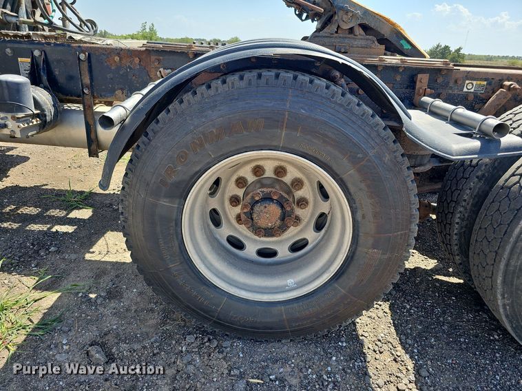 image for item DQ0260 2004 Peterbilt 379  semi truck