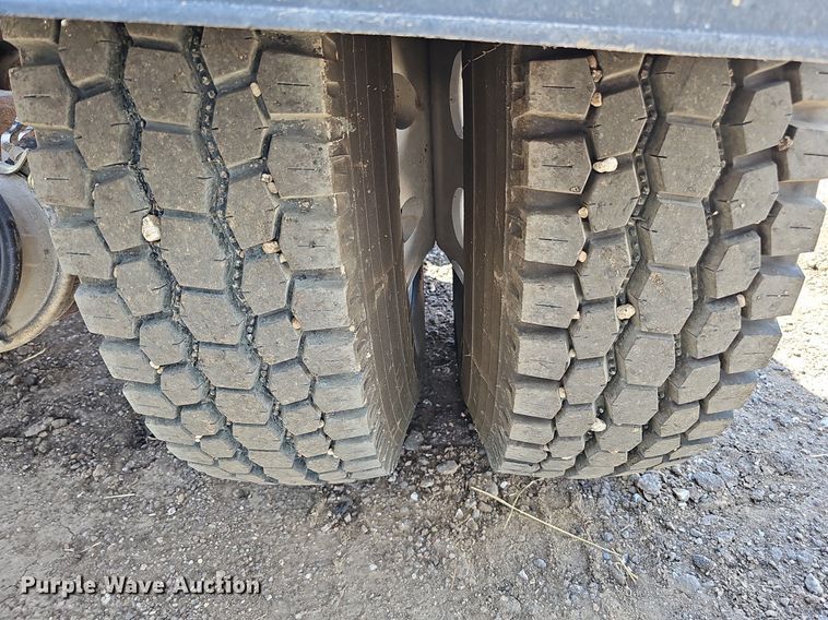 image for item DQ0260 2004 Peterbilt 379  semi truck