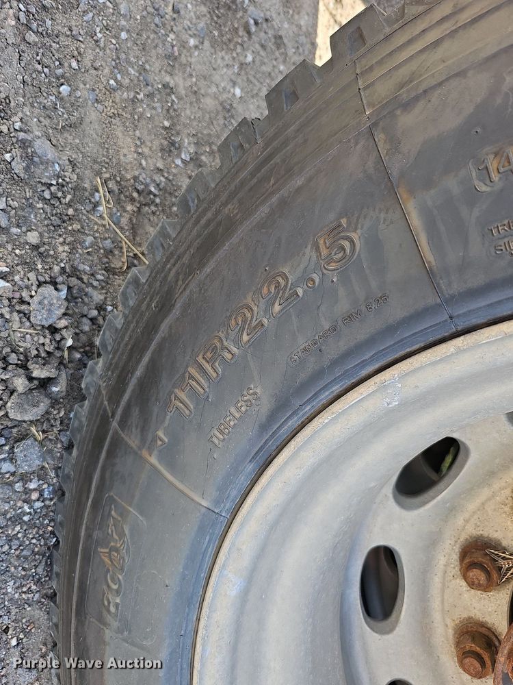 image for item DQ0260 2004 Peterbilt 379  semi truck