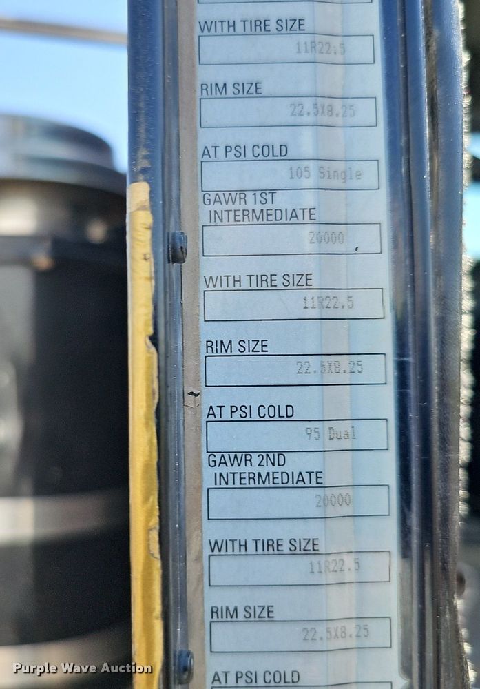 image for item DQ0260 2004 Peterbilt 379  semi truck