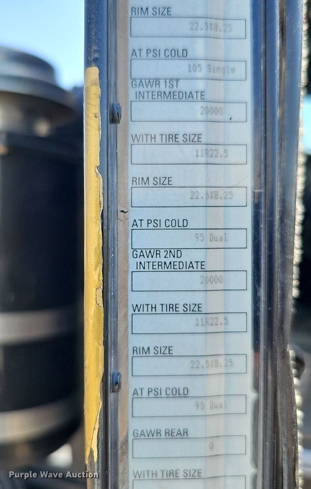 image for item DQ0260 2004 Peterbilt 379  semi truck