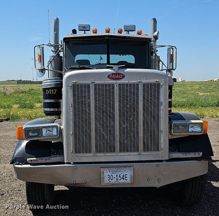 image for item DQ0268 2001 Peterbilt 379  semi truck