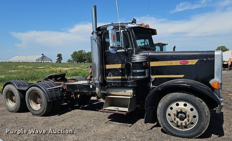 image for item DQ0268 2001 Peterbilt 379  semi truck