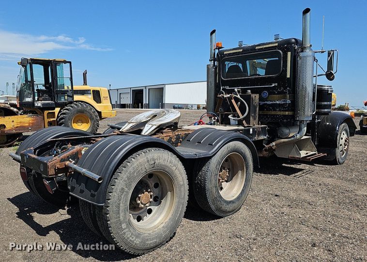 image for item DQ0268 2001 Peterbilt 379  semi truck