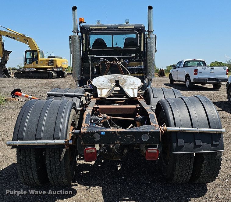 image for item DQ0268 2001 Peterbilt 379  semi truck