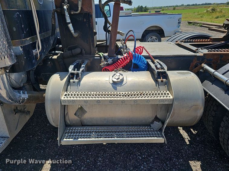 image for item DQ0268 2001 Peterbilt 379  semi truck