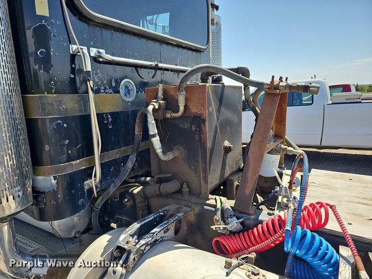 image for item DQ0268 2001 Peterbilt 379  semi truck