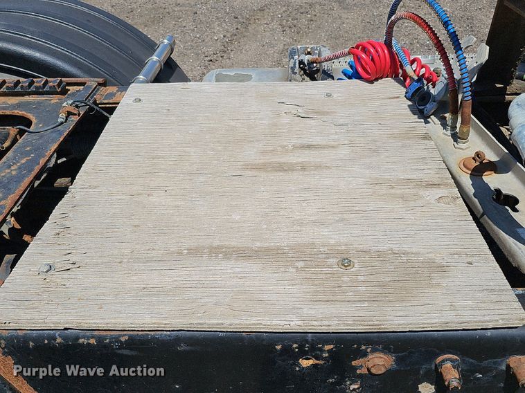 image for item DQ0268 2001 Peterbilt 379  semi truck