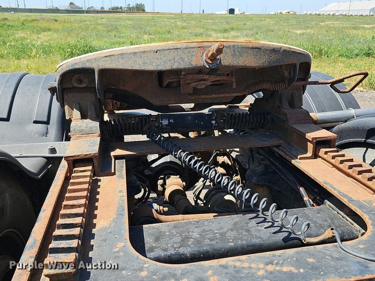 image for item DQ0268 2001 Peterbilt 379  semi truck