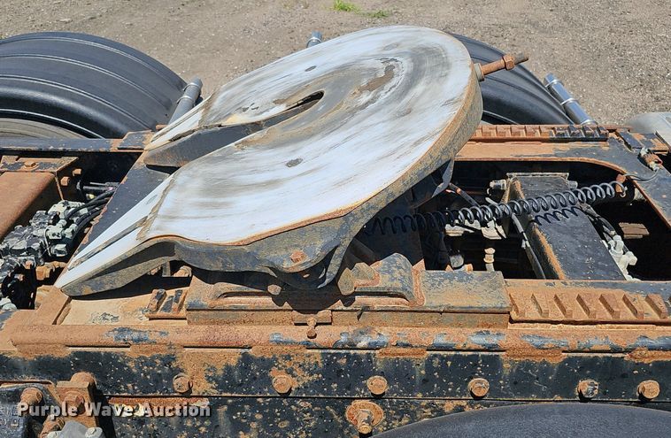 image for item DQ0268 2001 Peterbilt 379  semi truck