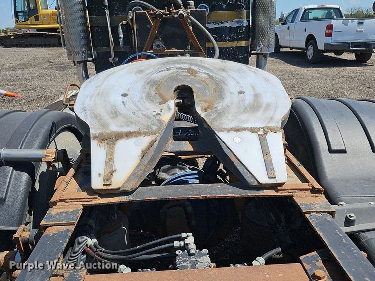 image for item DQ0268 2001 Peterbilt 379  semi truck