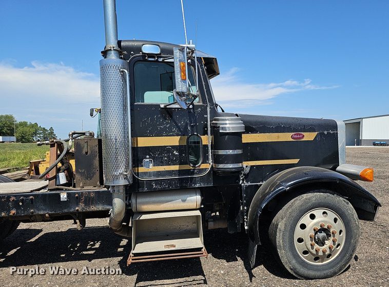 image for item DQ0268 2001 Peterbilt 379  semi truck