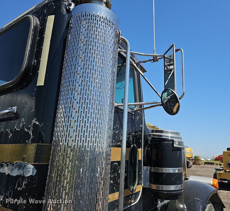 image for item DQ0268 2001 Peterbilt 379  semi truck