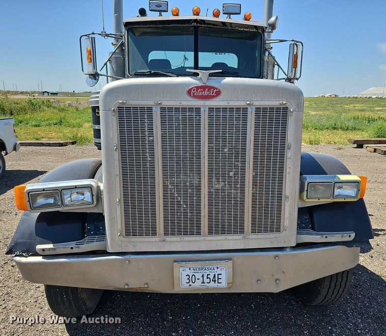 image for item DQ0268 2001 Peterbilt 379  semi truck