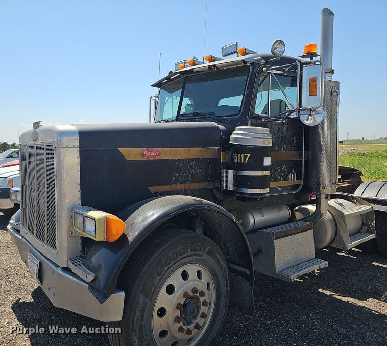 image for item DQ0268 2001 Peterbilt 379  semi truck
