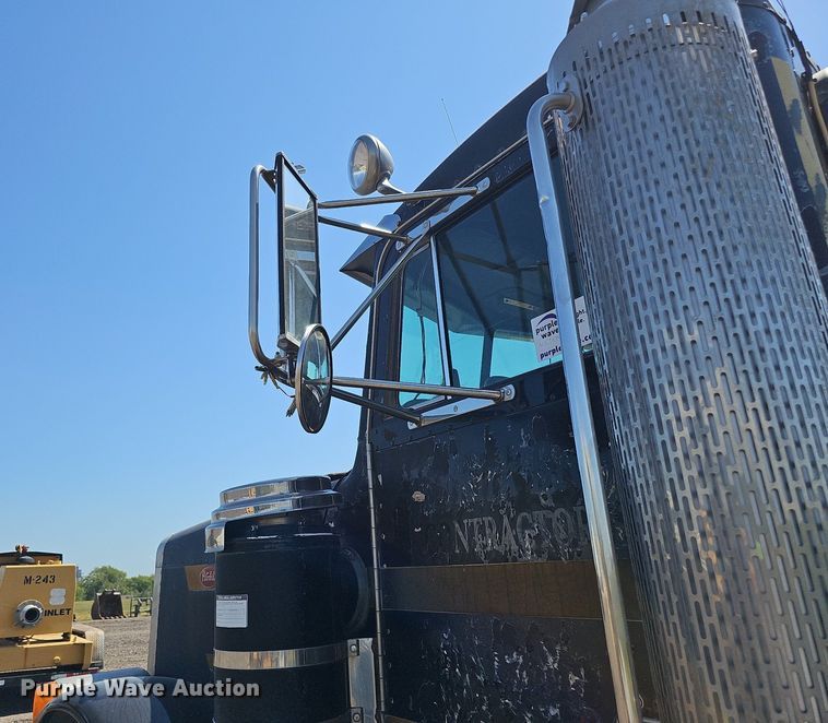 image for item DQ0268 2001 Peterbilt 379  semi truck