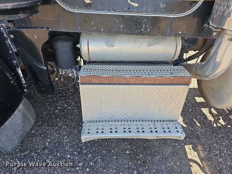 image for item DQ0268 2001 Peterbilt 379  semi truck