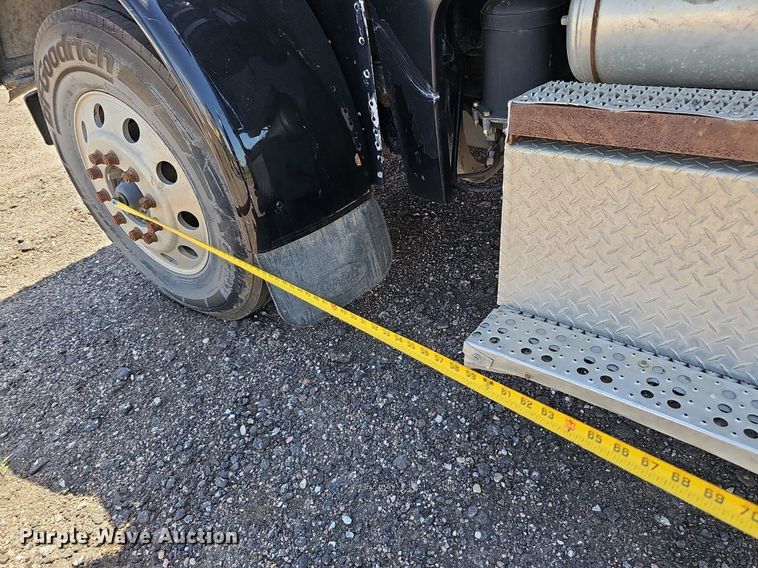 image for item DQ0268 2001 Peterbilt 379  semi truck