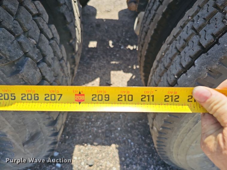 image for item DQ0268 2001 Peterbilt 379  semi truck