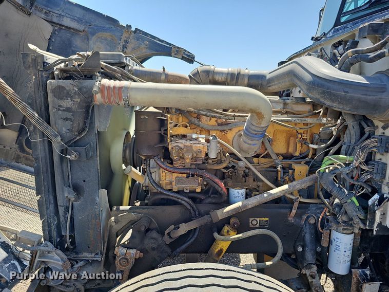 image for item DQ0268 2001 Peterbilt 379  semi truck