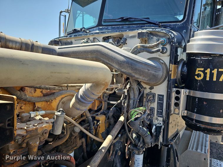 image for item DQ0268 2001 Peterbilt 379  semi truck