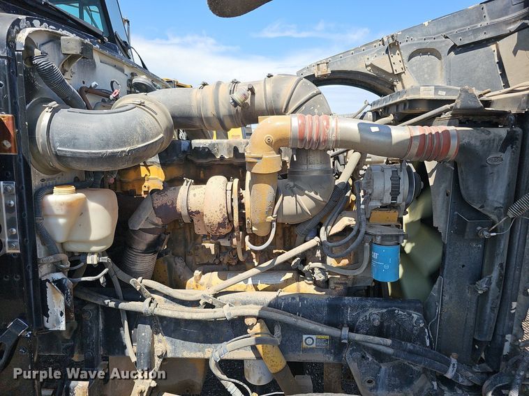 image for item DQ0268 2001 Peterbilt 379  semi truck