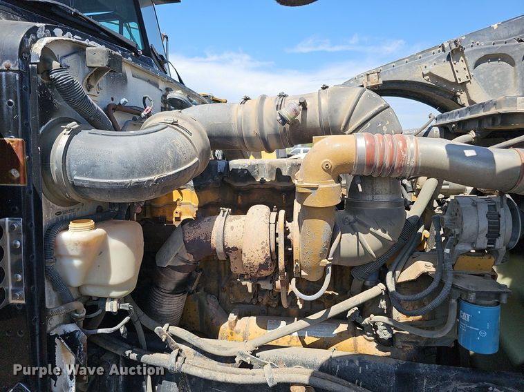 image for item DQ0268 2001 Peterbilt 379  semi truck