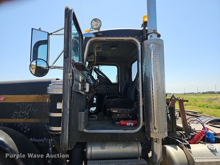 image for item DQ0268 2001 Peterbilt 379  semi truck