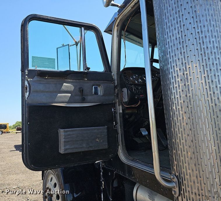 image for item DQ0268 2001 Peterbilt 379  semi truck