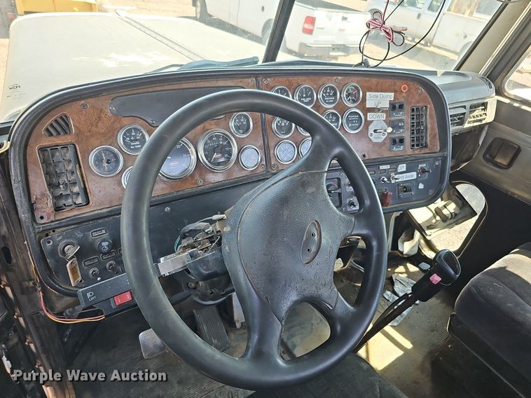 image for item DQ0268 2001 Peterbilt 379  semi truck