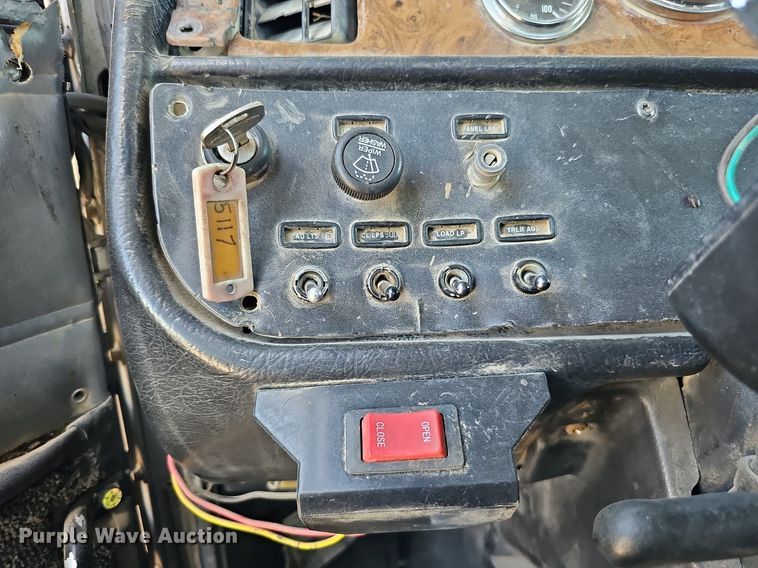 image for item DQ0268 2001 Peterbilt 379  semi truck