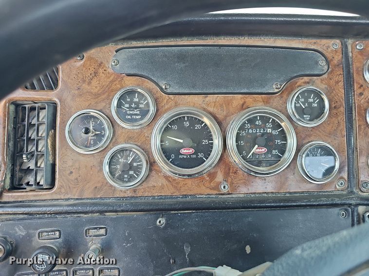 image for item DQ0268 2001 Peterbilt 379  semi truck