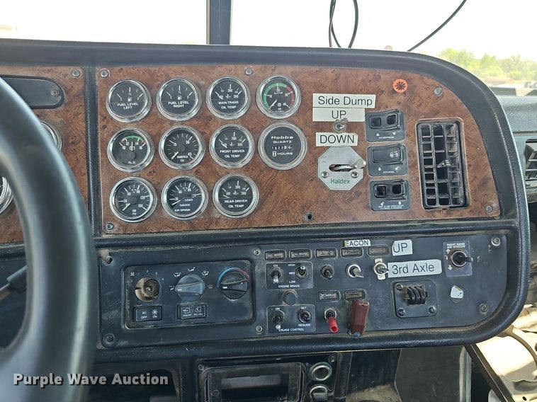 image for item DQ0268 2001 Peterbilt 379  semi truck